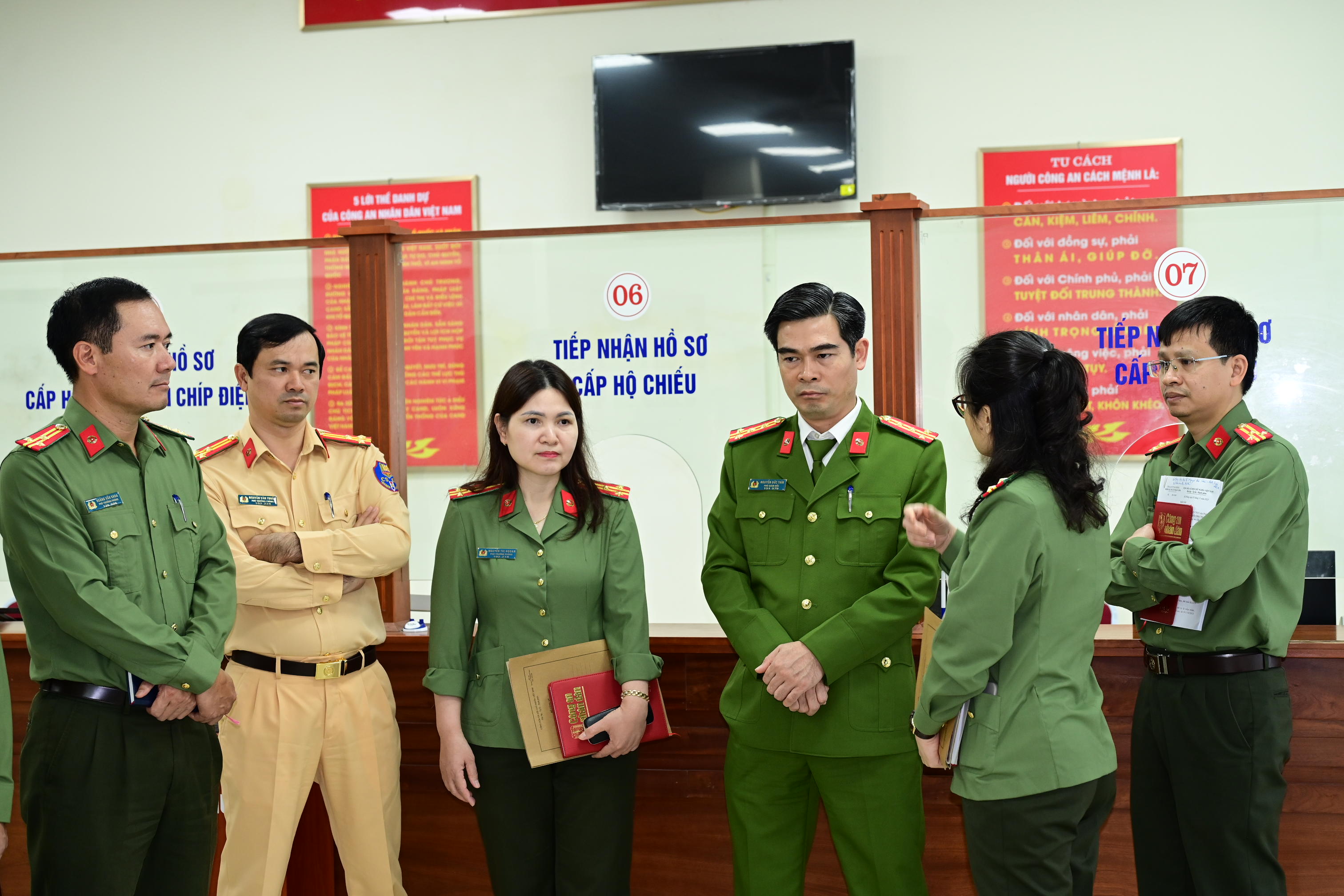 Đại tá Nguyễn Đức Thìn- Phó Giám đốc CATP kiểm tra việc thực hiện công tác cải cách hành chính
